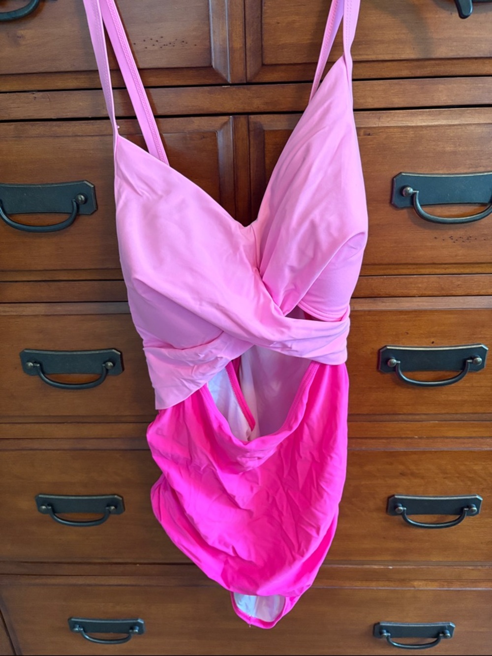 Two-Tone Pink Twist-Front One-Piece Swimsuit – Pink Ombre